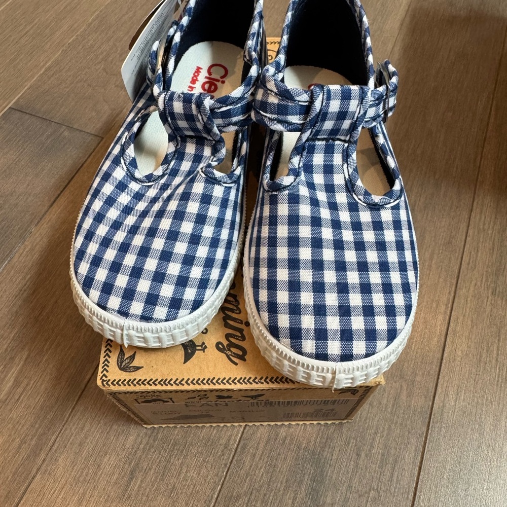 Cienta girls shoes size 7.5